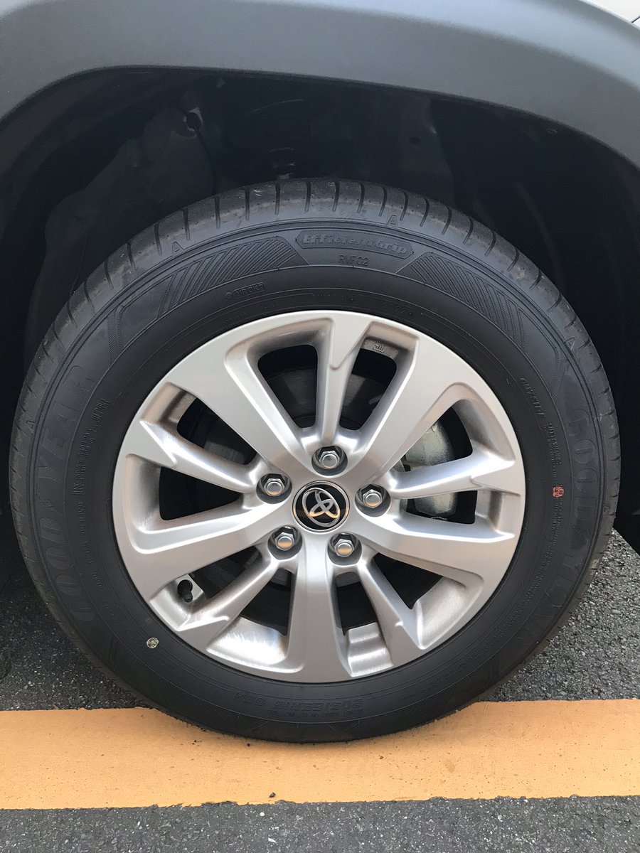 goodyear_jp's tweet photo. こんにちは!月曜日のお昼です!
土曜日に営業車に乗せてもらったのですが、ロゴ入りボールペンがたくさん。長距離移動しましたが、乗り心地よかったです😊
#グッドイヤー #EfficientGrip #RVF02 https://t.co/evaoLfvImT