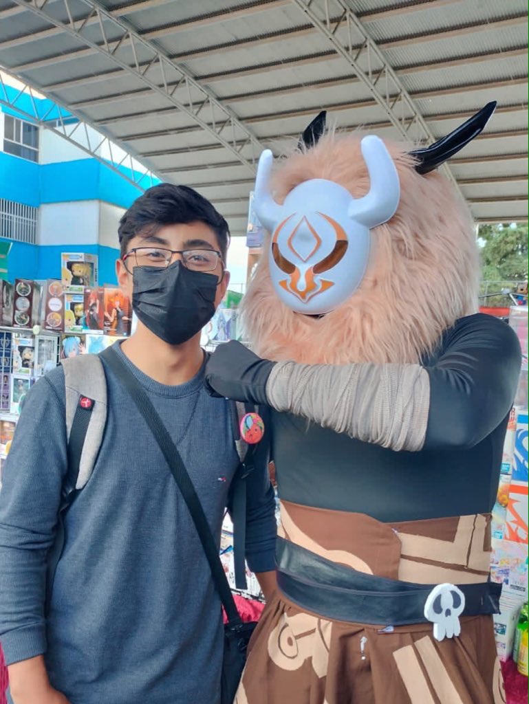 Rowensito's tweet photo. Que bonito me la pase en la conve de antares, vi cosplays muy bonitos y vi a Mario castañeda y Lalo garza la próxima llevo más dinero https://t.co/0JDHB568Nn