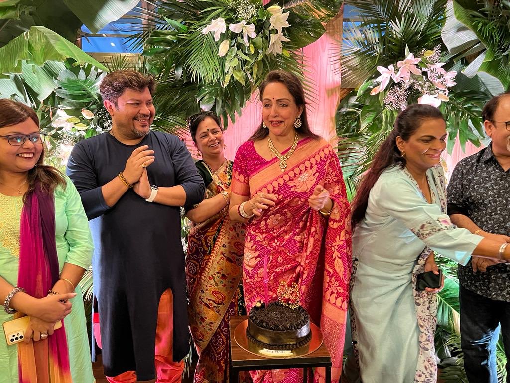 dreamgirlhema's tweet photo. Three celebrations : first at the Iskcon temple with Radha Krishna🙏, second with all my dance group members &amp; a few friends, then a larger crowd at 8PM with special friends &amp; well wishers. Iskcon I’ve posted. The 2nd event photos are below😊 https://t.co/LSkkYLsClx