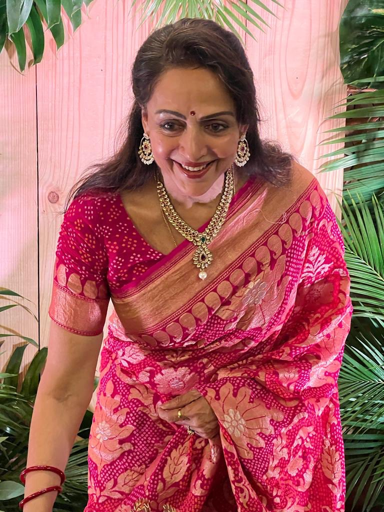 dreamgirlhema's tweet photo. Three celebrations : first at the Iskcon temple with Radha Krishna🙏, second with all my dance group members &amp; a few friends, then a larger crowd at 8PM with special friends &amp; well wishers. Iskcon I’ve posted. The 2nd event photos are below😊 https://t.co/LSkkYLsClx