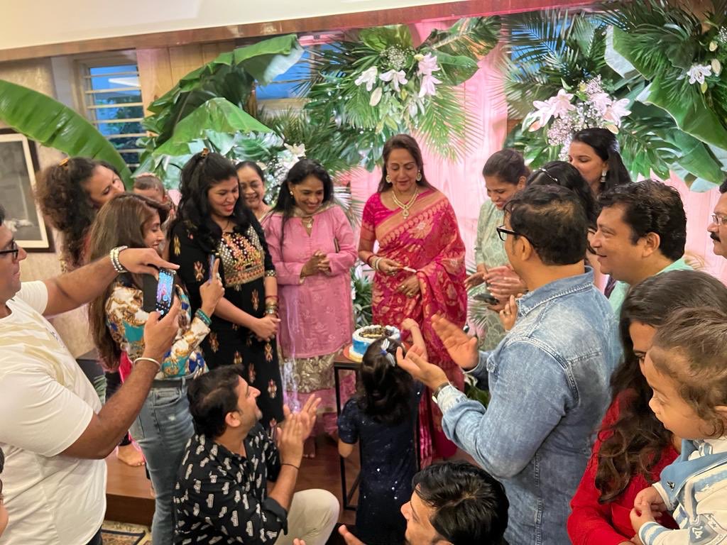dreamgirlhema's tweet photo. Three celebrations : first at the Iskcon temple with Radha Krishna🙏, second with all my dance group members &amp; a few friends, then a larger crowd at 8PM with special friends &amp; well wishers. Iskcon I’ve posted. The 2nd event photos are below😊 https://t.co/LSkkYLsClx