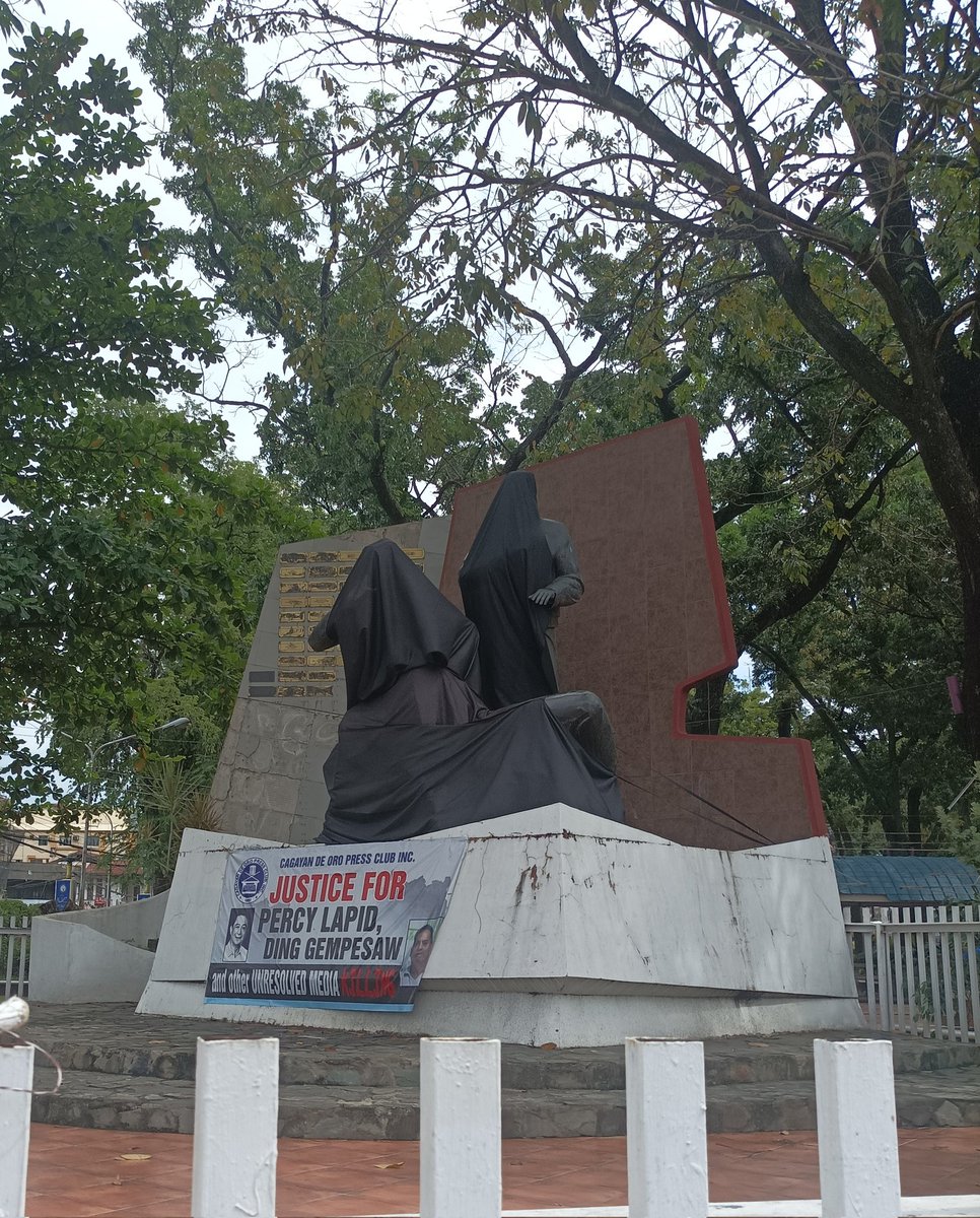 lady_aydahh's tweet photo. Went to CDO for my medical appointment when I saw this upon walking towards the hospital. They covered the freedom statue for our fallen journalists.

#JusticeForPercyLapid
#JusticeForDingGempesaw
#ProtectOurJournalists https://t.co/03u7sprmgh