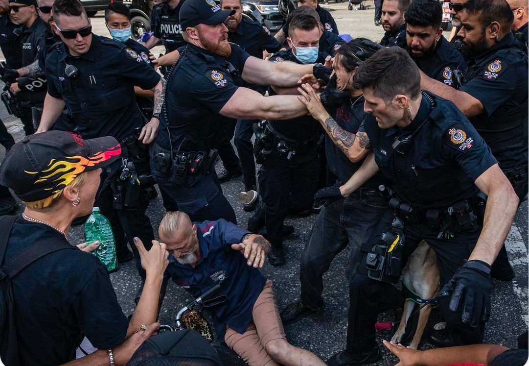 cie1947's tweet image. After the 'meditation'. #ACAB forever. #DefundVPD
Vancouver alternate universe.
😵‍💫💀🤦🏾‍♀️