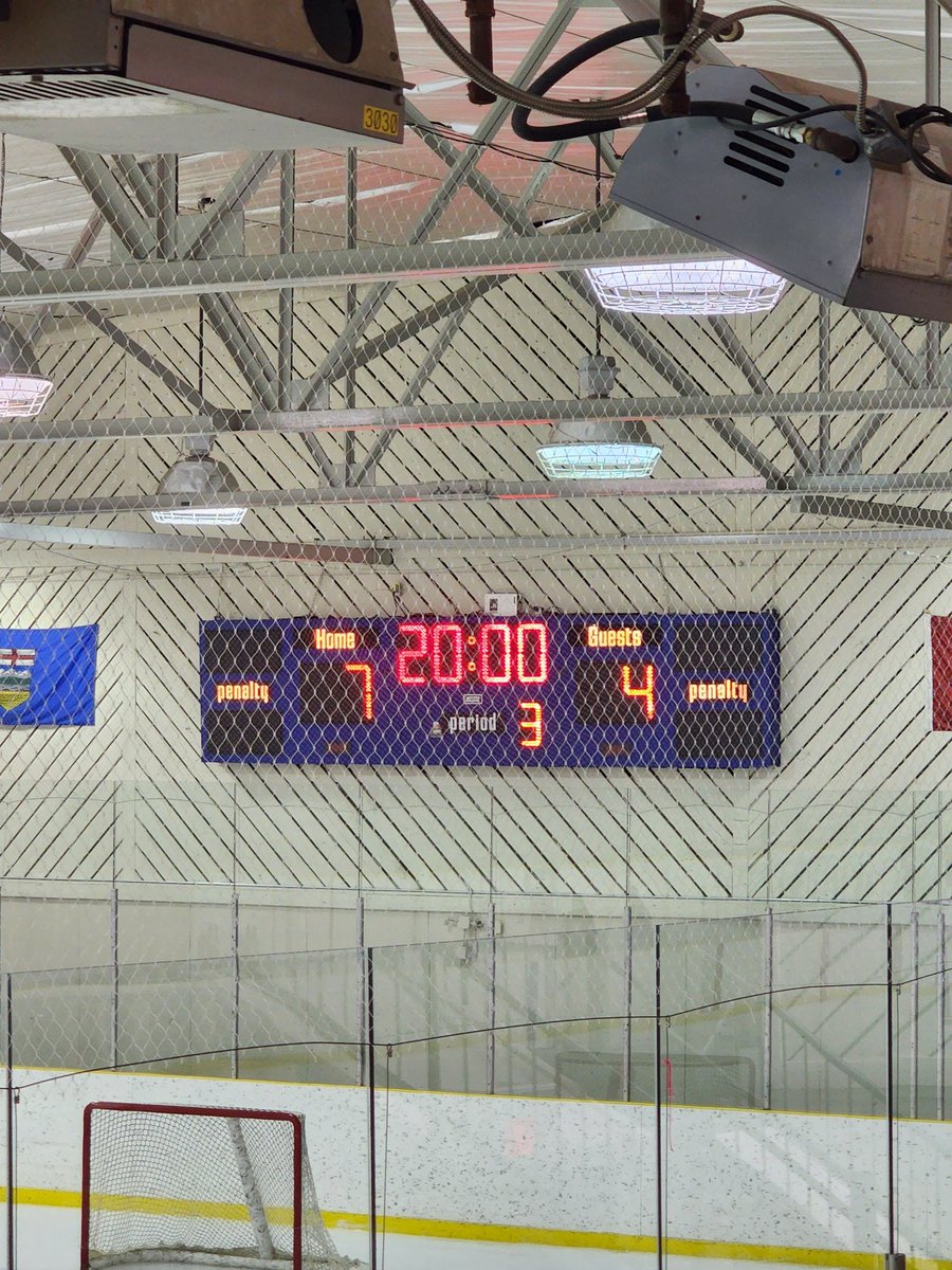 SPKACLeafs's tweet photo. Leading 7-4 heading into the last 20 minutes of play #letsgoleafs #AAU15 https://t.co/vpxilFE9xo