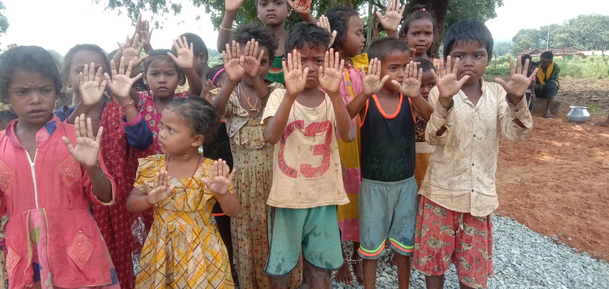 ABHWCs_Bihar's tweet photo. Little ambassadors of hand hygiene! Children are learning handwashing techniques on the occasion of #globalhandwashing day. CHO of HWC Soli Pahad, Rohtas #Bihar teaches them how to wash their hands properly & stay healthy. Have a look! 🫧🧼✋@AyushmanHWCs @MoHFW_INDIA @SHSBihar https://t.co/PiqEOl9Hre