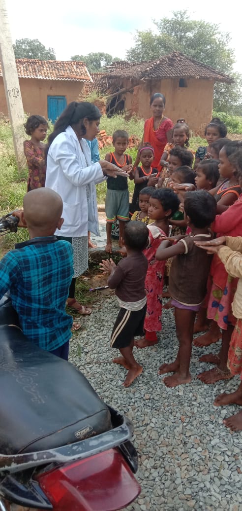 ABHWCs_Bihar's tweet photo. Little ambassadors of hand hygiene! Children are learning handwashing techniques on the occasion of #globalhandwashing day. CHO of HWC Soli Pahad, Rohtas #Bihar teaches them how to wash their hands properly & stay healthy. Have a look! 🫧🧼✋@AyushmanHWCs @MoHFW_INDIA @SHSBihar https://t.co/PiqEOl9Hre