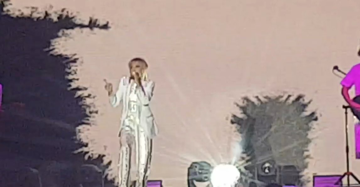 Tengo un buen de cosas para mañana, asi que nomas sali de a rapido al super y termine en un concierto de ana torrojas xdxdxd