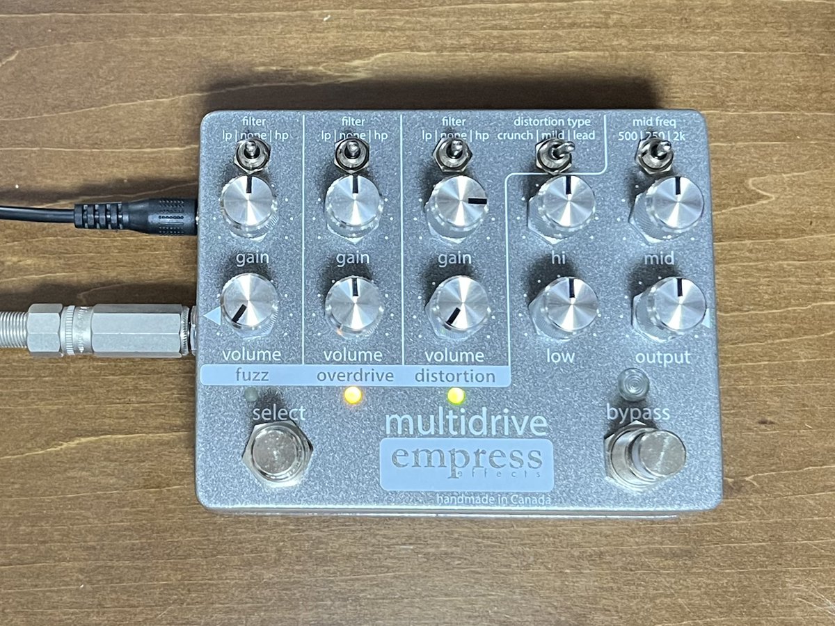 JimFolkSong's tweet image. 【歪み系エフェクター：empress multidrive】
1台でfuzz/overdrive/distortionの音が出せる。
さらにodのgainを下げてクリーントーンにすれば、3バンドEQ/Boosterとしても使用できて超便利！
デジタルマルチと違い、つまみの位置が視認できるので操作しやすい。
#empress #multidrive