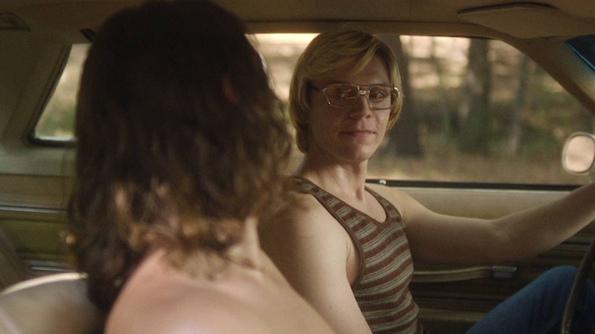 Dhany0607's tweet photo. Evan Peters emang all out sih kalau akting. Di American Horror Story udah keliatan. Karena aktingnya, qta jadi marah sama Dahmer yg slalu ngeles pas bapaknya nasehatin, udh ditangkep polisi tp tetep aja blg kalo itu salah paham, dan ngebunuhin org karena alasan yg ga masuk akal. https://t.co/G0SFgP7p8P