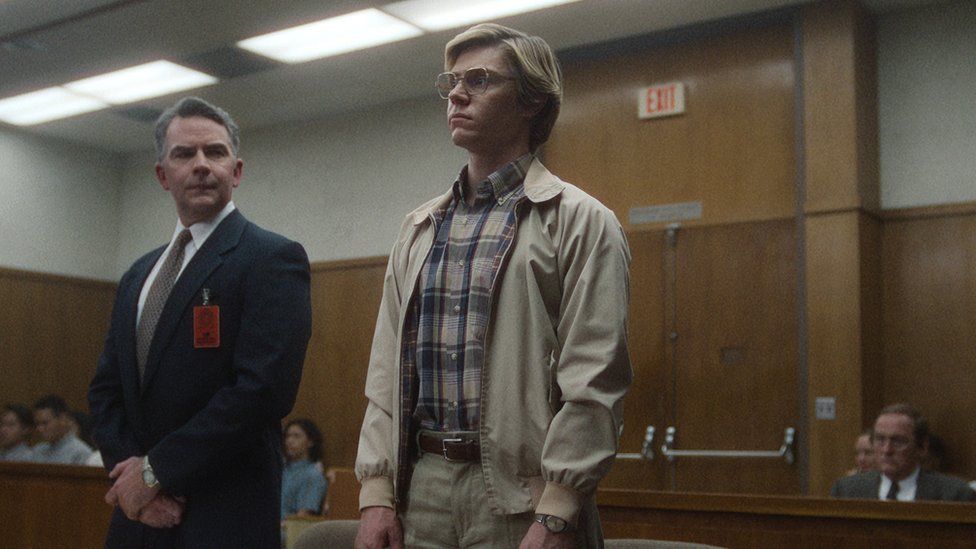 Dhany0607's tweet photo. Paling ga bs ngebayangin jadi tetangga yg hrs nyium bau mayat selama berminggu2 dan bapaknya Dahmer yg dgr anaknya tnyt jd pembunuh serial. Kalo udh biasa ntn AHS atau dokumenter soal pembunuh serial, nonton DAHMER ga depresi2 amat kok.

Dahmer bisa ditonton di @NetflixID. https://t.co/xxYsV1Ilvd