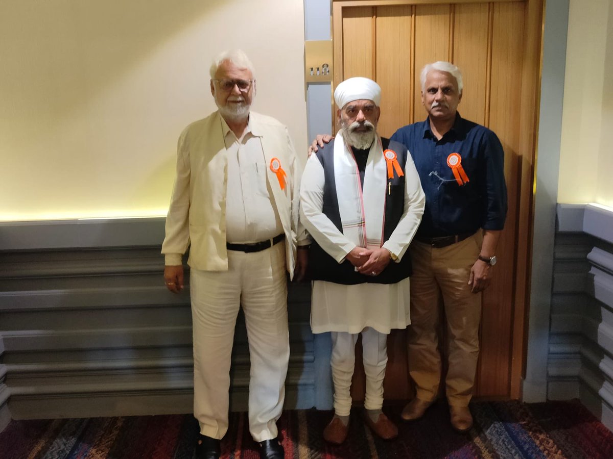 Pushpendraamu's tweet photo. कमरा नंबर 118, रॉयल होटल,बैंकॉक , जी हाँ ये कमरा बहुत ख़ास है और वो इस लिए कि नेताजी सुभाष चन्द्र बोस इस कमरे में कई दिन तक रहे हैं . होटल के मालिक इस कमरे को तब से लेकर अब तक वही चादर , वहीं तौलिया, सभी चीजों को ��ैसा का तैसा रखते हैं . https://t.co/2KSRbpm5ZG