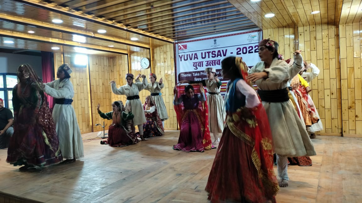 MYBharatHQ's tweet photo. #YuvaUstav2022 celebrated with zeal organized @YuvaChamba. Cultural program were showcased by the youth from the state. https://t.co/xx72ydj1Nw