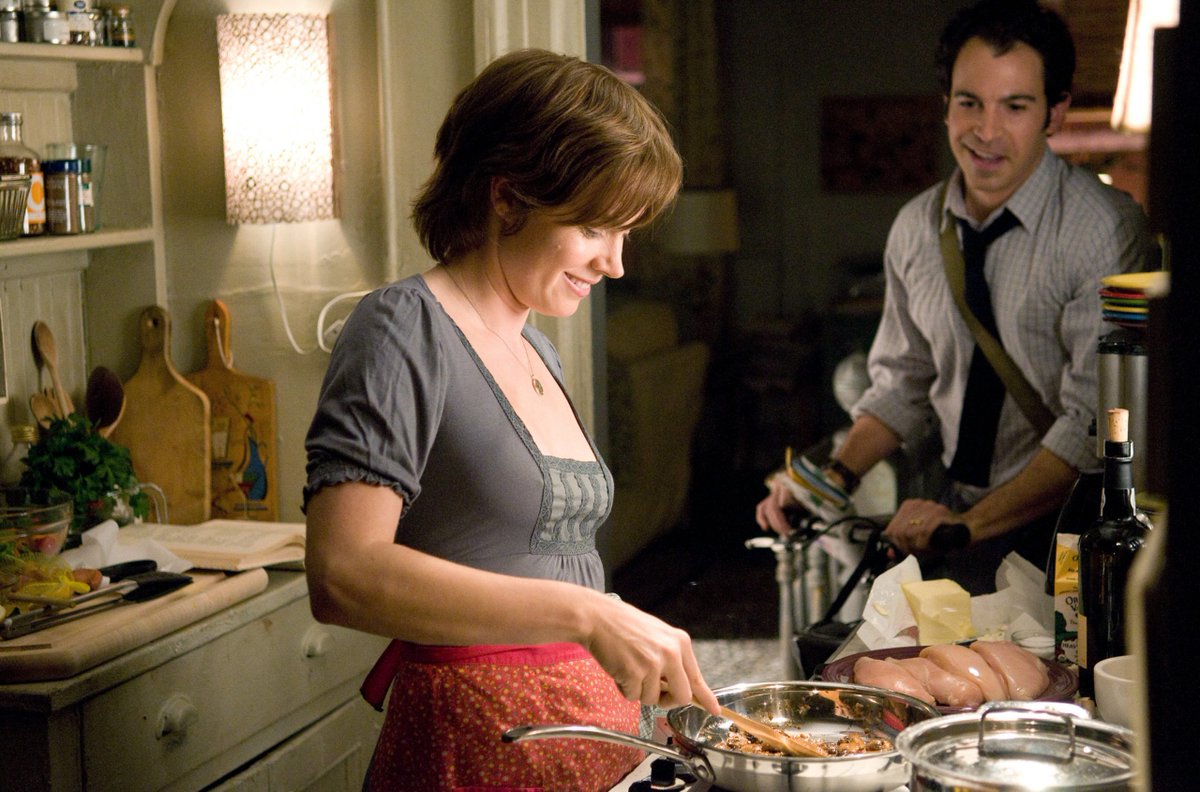 WatchmenID's tweet photo. Akan jadi salah satu film terfavorit sepanjang masa, Julie &amp; Julia.

Bercerita tentang dua perempuan berbeda masa yang sama-sama berjuang menekuni passion-nya: memasak dan menulis!

Sebuah comfort movie yang ga pernah bosen ditonton ulang berkali-kali. 💕 https://t.co/8pDi5qwznG