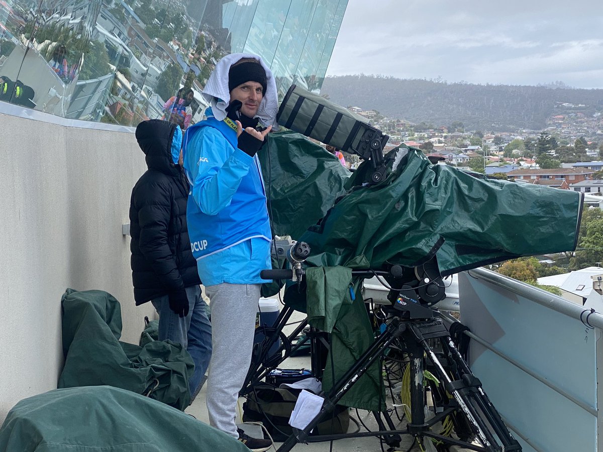 Not saying it’s cold, but the camera operator at Hobart is currently wearing a bobble hat and hotel towel on his head. #bbccricket #T20WorldCup