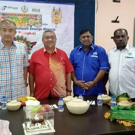 MIC_Perak's tweet photo. Dato’ Elango Vadiveloo, Pengerusi Mic Negeri Perakmerangkap Penyelaras BN DUN Sungkai hadir di Majlis Penyerahan Sumbangan Deepavali anjuran Persatuan Keluarga Komuniti Malaysia di Dewan JKKP Sungkai. https://t.co/hv8PrE7PQz