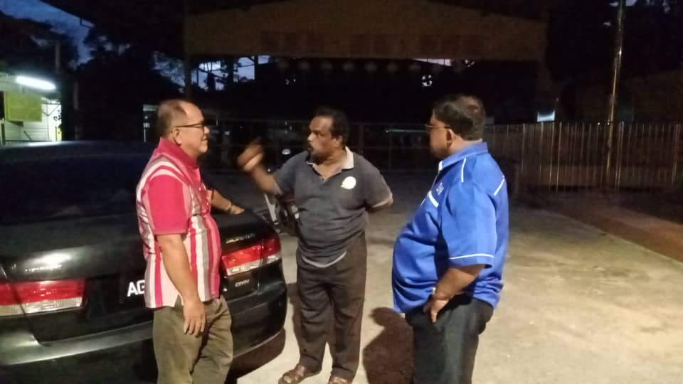 MIC_Perak's tweet photo. Dato’ Elango Vadiveloo, Pengerusi MIC Negeri Perak merangkap Penyelaras DUN Sungkai memenuhi permintaan Pengerusi Tokong Cina Sungkai untuk melawat kuil tersebut. #InfoMICPerak https://t.co/YKahpvsLO0