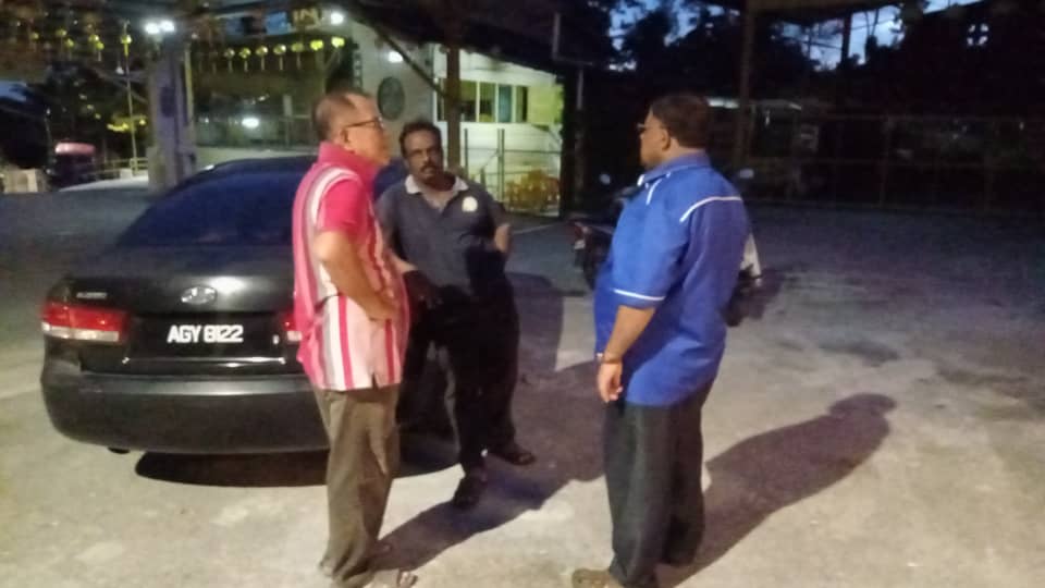 MIC_Perak's tweet photo. Dato’ Elango Vadiveloo, Pengerusi MIC Negeri Perak merangkap Penyelaras DUN Sungkai memenuhi permintaan Pengerusi Tokong Cina Sungkai untuk melawat kuil tersebut. #InfoMICPerak https://t.co/YKahpvsLO0