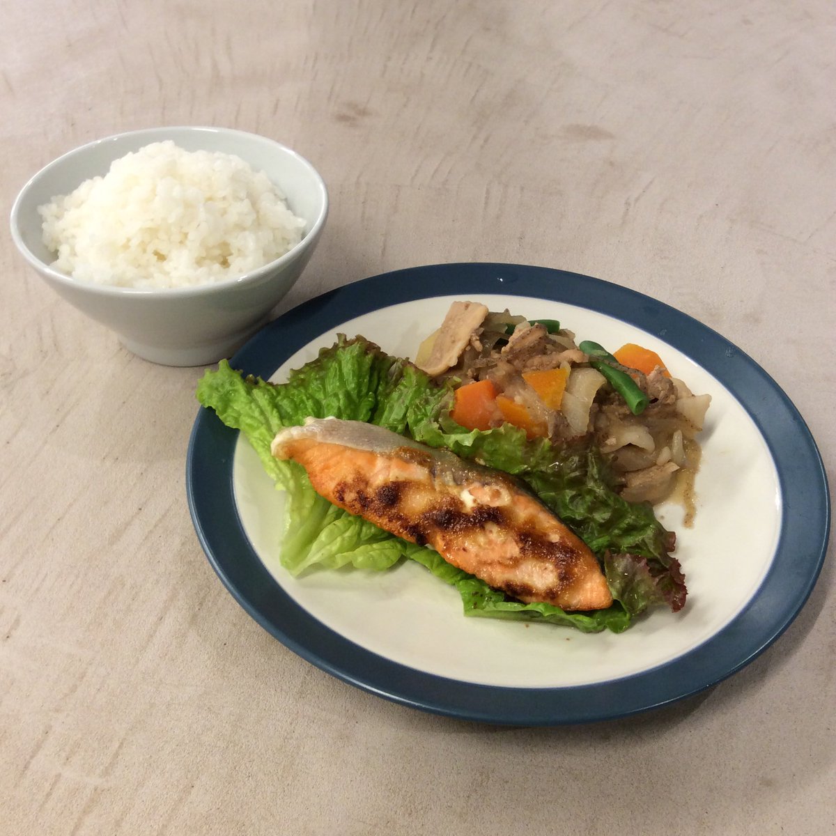arbo_kitchen's tweet photo. 本日のメニューは肉じゃがと鮭の味噌マヨネーズ焼きです😊

鮭の上に味噌マヨネーズを乗せて焼きあげました！
お子さんでも食べやすいと思います✨

#こども食堂
#子ども食堂
#arbo_kitchen
#アルボキッチン 
#clasishome
#クラシスホーム
#クラシス
#clasis
#アルボ
#arbo https://t.co/nuVVmbzJ1H
