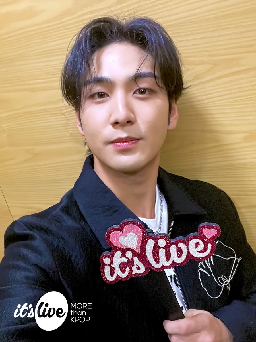 itsLIVEofficial's tweet photo. #백호 의 #잇츠라이브 가 잠시 후 5시에 시작됩니다!📸
유튜브 it's Live 채널에서 최초공개로 만나보세요!
‘#No_Rules’ 밴드 라이브 보면서 실시간 채팅 같이 달려요💗
 
#BAEKHO - No Rules (Band Ver.)
Premieres on Youtube 'it's Live' Channel at 5PM KST TODAY! https://t.co/h6vGtRCqto