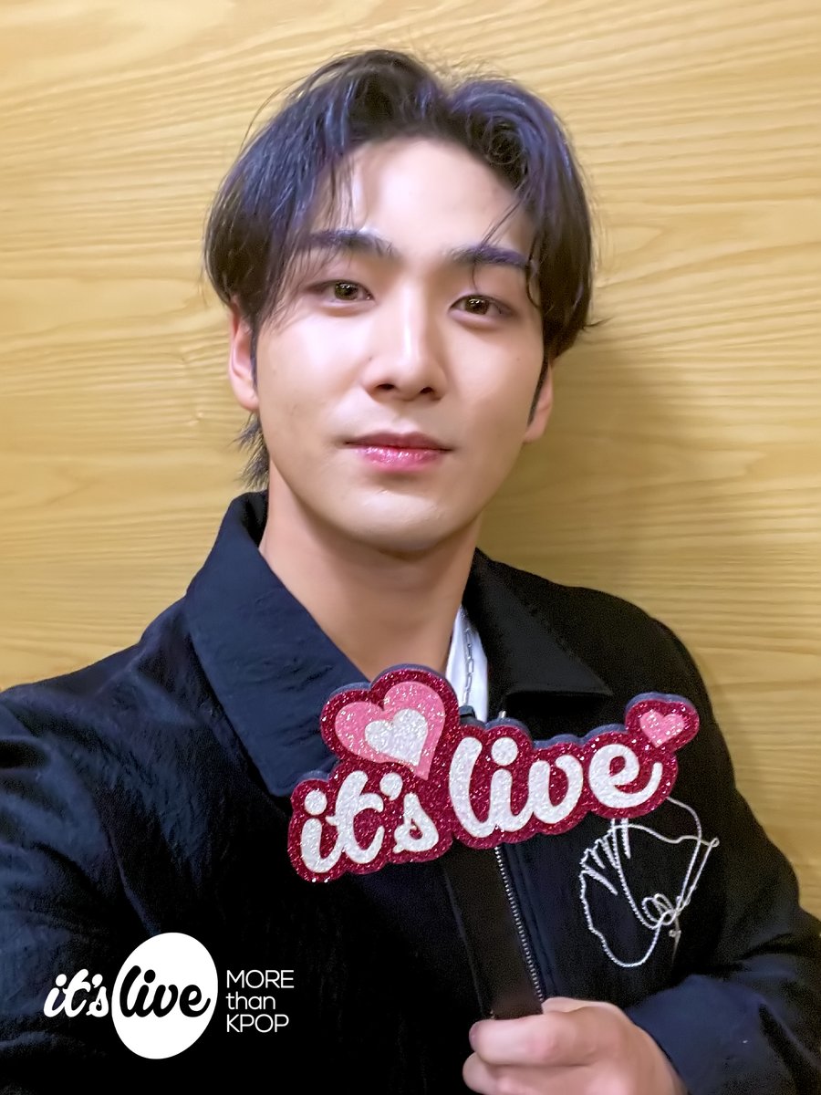 itsLIVEofficial's tweet photo. #백호 의 #잇츠라이브 가 잠시 후 5시에 시작됩니다!📸
유튜브 it's Live 채널에서 최초공개로 만나보세요!
‘#No_Rules’ 밴드 라이브 보면서 실시간 채팅 같이 달려요💗
 
#BAEKHO - No Rules (Band Ver.)
Premieres on Youtube 'it's Live' Channel at 5PM KST TODAY! https://t.co/h6vGtRCqto