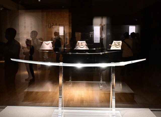 livedoornews's tweet photo. 【一挙展示】名刀など国宝89件公開、18日から東京国立博物館創立150年記念展
https://t.co/RmeMAlwDDI

「太刀 銘 三条（名物 三日月宗近）」をはじめとする国宝刀剣19件が勢揃い。そのほか、教科書でもおなじみの埴輪「挂甲の武人」や菱川師宣筆「見返り美人図」なども披露される。 https://t.co/oV5V6HjD4s