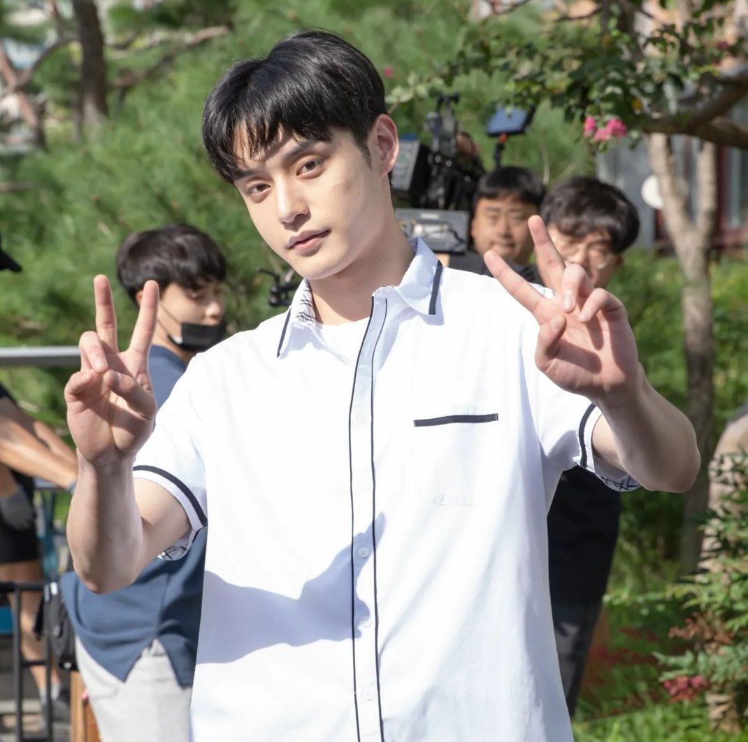 Benjaporntum's tweet photo. เด็กนักเรียนช่างคนนี้ หน้าตาคุ้นๆ นะ เหมือนเคยเห็นที่ไหนมานะ 🦋🦋
#Kimjiwoong 
#ProTeen 
#RoommatesOfPoongduck304 
#kissablelips https://t.co/JdJknl23Ks