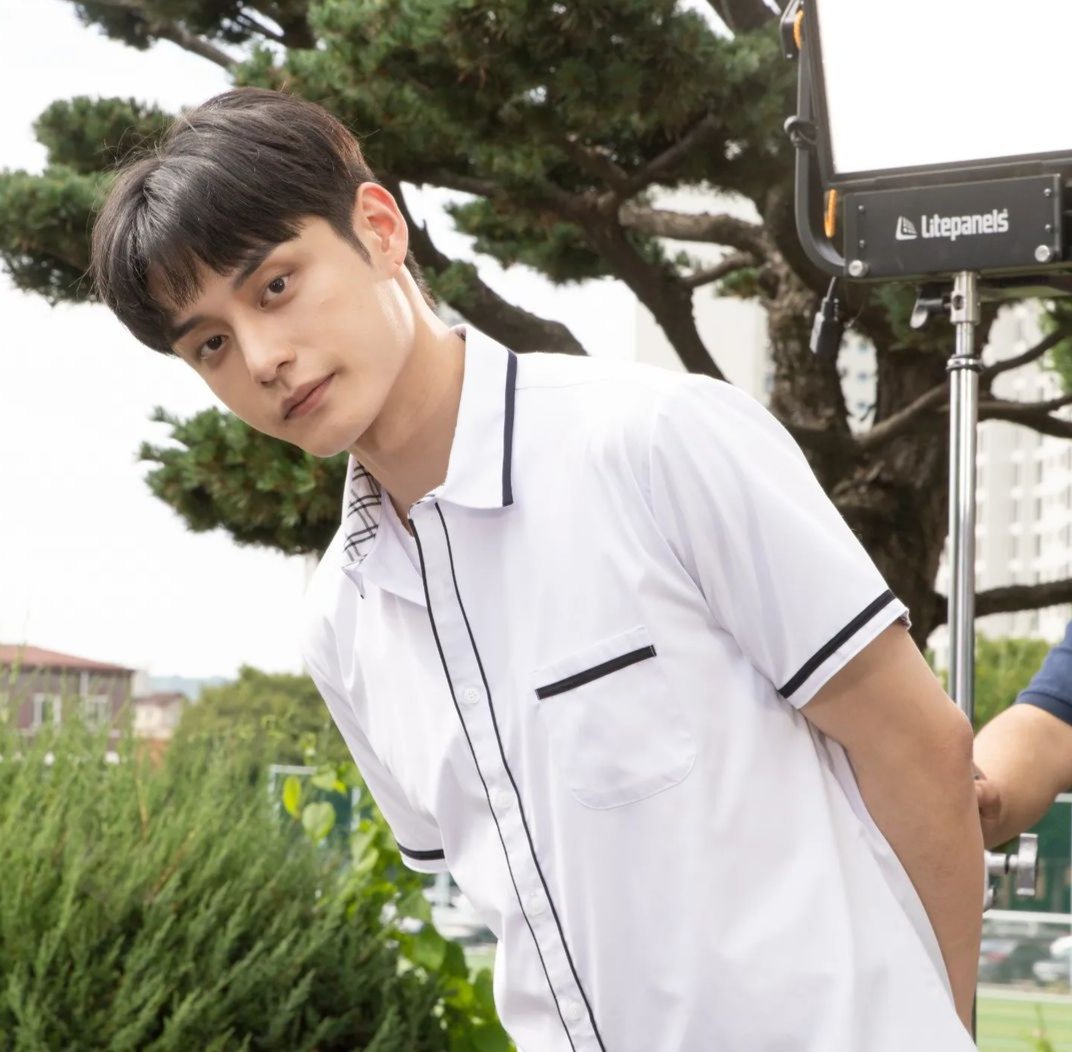 Benjaporntum's tweet photo. เด็กนักเรียนช่างคนนี้ หน้าตาคุ้นๆ นะ เหมือนเคยเห็นที่ไหนมานะ 🦋🦋
#Kimjiwoong 
#ProTeen 
#RoommatesOfPoongduck304 
#kissablelips https://t.co/JdJknl23Ks