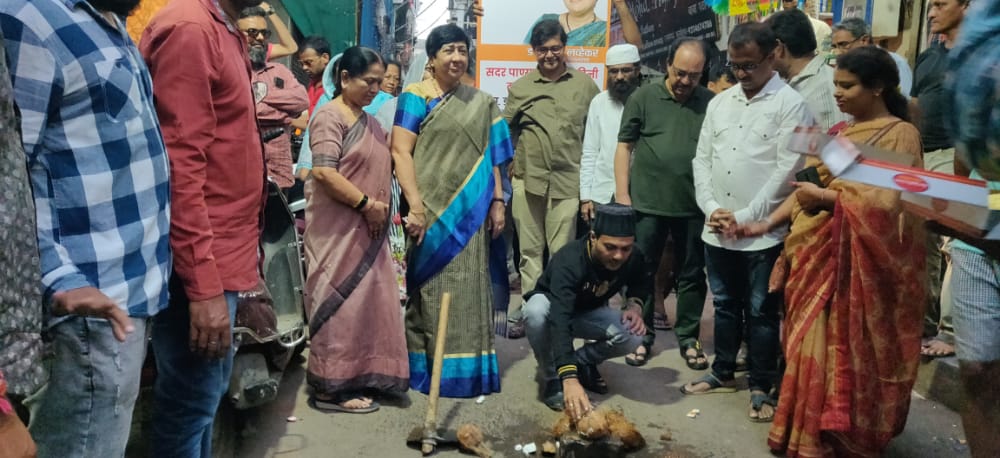 LavekarBharati's tweet photo. वेसावे कोळीवाड्यातील मांडवी गल्ली, डोंगरी गल्ली, खोजा गल्ली, राम मंदिर रोड, पटेल पाखाडी रोड, क्रॉस पाखाडी मार्गावरील जलवाहिनी टाकण्याच्या कामाचा माझ्या हस्ते शुभारंभ झाला. यावेळी आमचे मच्छीमार बंधू भगिनी तसेच मा. नगरसेविका रंजनाताई पाटील, मंडल अध्यक्ष पंकज भावे  उपस्थित होते https://t.co/tLJ6JfPXXr