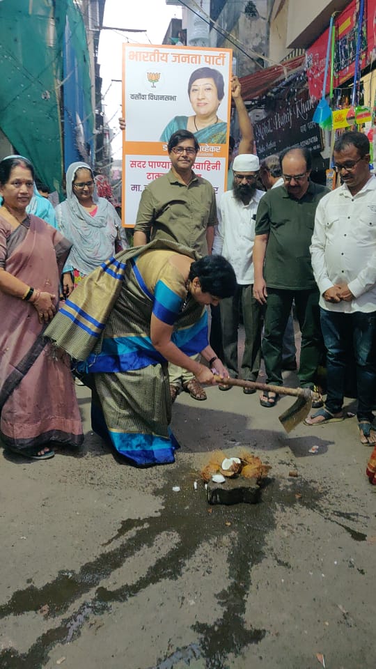 LavekarBharati's tweet photo. वेसावे कोळीवाड्यातील मांडवी गल्ली, डोंगरी गल्ली, खोजा गल्ली, राम मंदिर रोड, पटेल पाखाडी रोड, क्रॉस पाखाडी मार्गावरील जलवाहिनी टाकण्याच्या कामाचा माझ्या हस्ते शुभारंभ झाला. यावेळी आमचे मच्छीमार बंधू भगिनी तसेच मा. नगरसेविका रंजनाताई पाटील, मंडल अध्यक्ष पंकज भावे  उपस्थित होते https://t.co/tLJ6JfPXXr