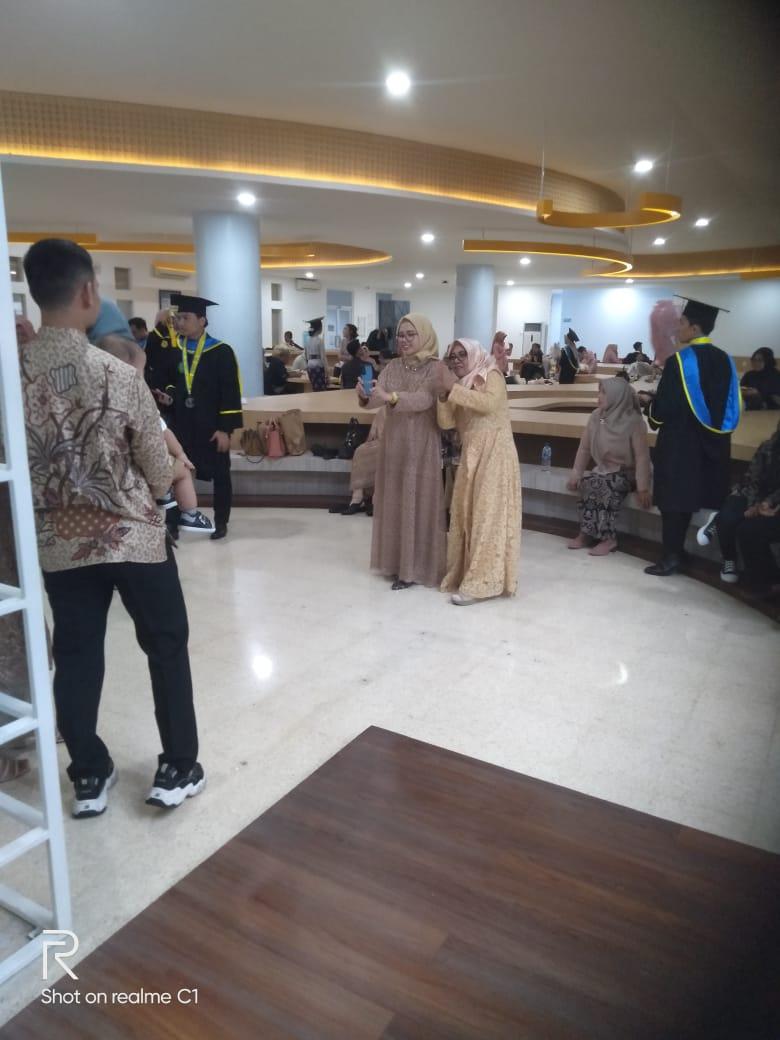 pknstan_lib's tweet photo. Haii sobat perpus👋
Masih dalam euforia Wisuda kemarin. 
Banyak yang memanfaatkan sudut-sudut Perpustakaan, nih. 

Coba spill foto kalian waktu moment Wisuda kemarin di Perpustakaan PKN STAN. 
👇👇👇

#Seninstantuy #Ayokeperpus #PerpustakaanPKNSTAN https://t.co/QHT6uMlJYj