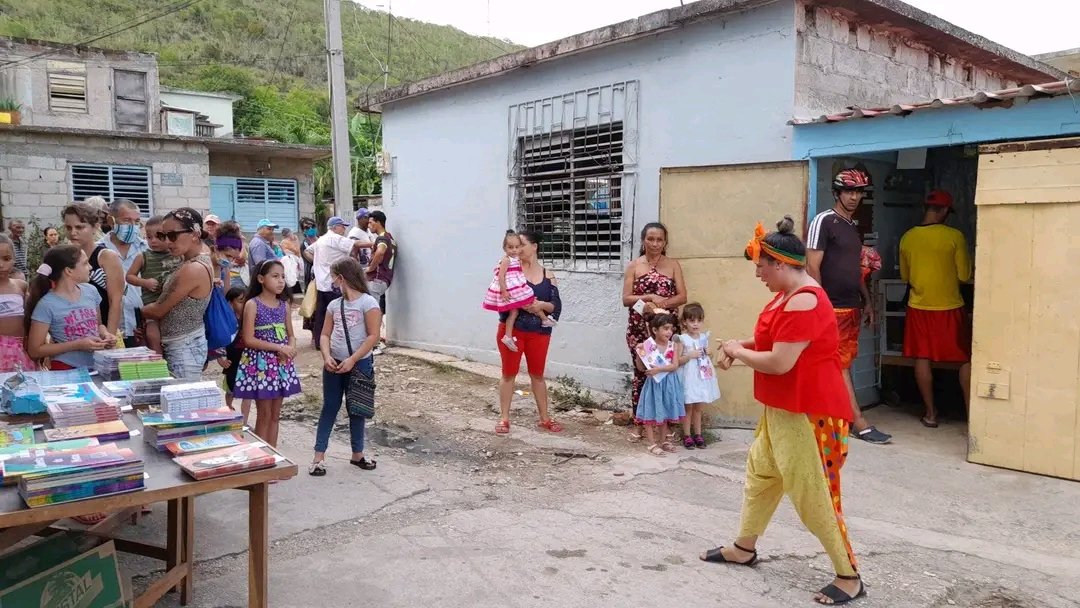 CpaeHolguin's tweet photo. En el reparto El Llano de la ciudad de Holguín, la Compañía de Narración Oral Palabras al Viento, dirigida por Fermín López, regaló su arte a la familia, junto a las propuestas del Centro Provincial del Libro y la Literatura de #Holguín
#CubaPorLaVida #CPAEHolguín #Holguín https://t.co/qcptwUrPda