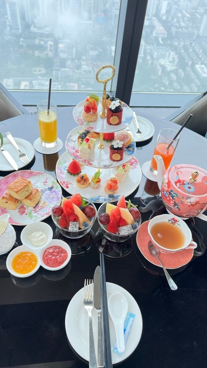 QMM16688's tweet photo. 瑞吉酒店下午茶😋😋😋 https://t.co/8QHjsQ14Ed