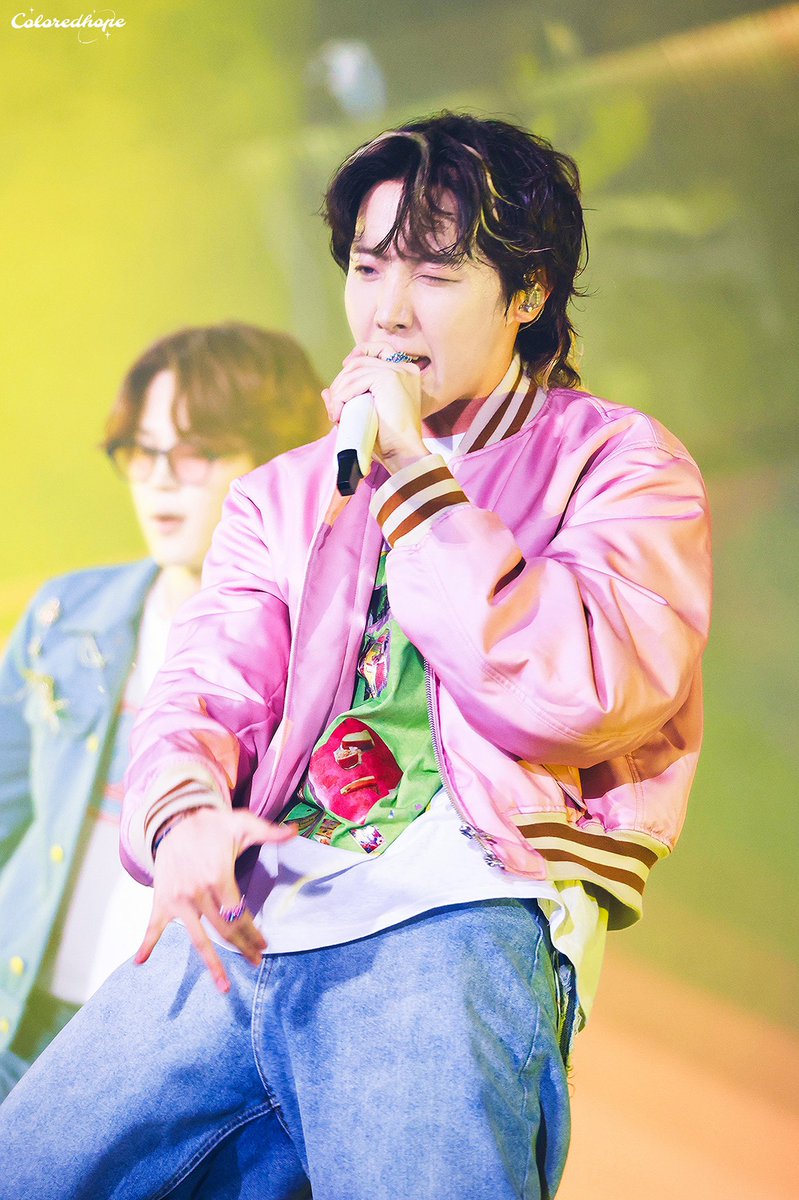 colored_hope's tweet photo. 221015 부산 콘서트 HD

#jhope #제이홉 #호석 
 #정호석 #호비 #BTS     
 #방탄소년단 #hobi #HOBI 
#hoseok #YetToComeinBUSAN https://t.co/B5vqADOvlM