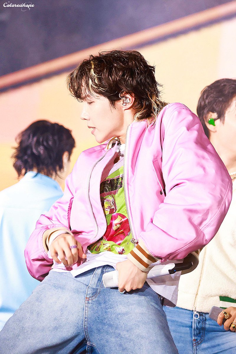 colored_hope's tweet photo. 221015 부산 콘서트 HD

#jhope #제이홉 #호석 
 #정호석 #호비 #BTS     
 #방탄소년단 #hobi #HOBI 
#hoseok #YetToComeinBUSAN https://t.co/B5vqADOvlM