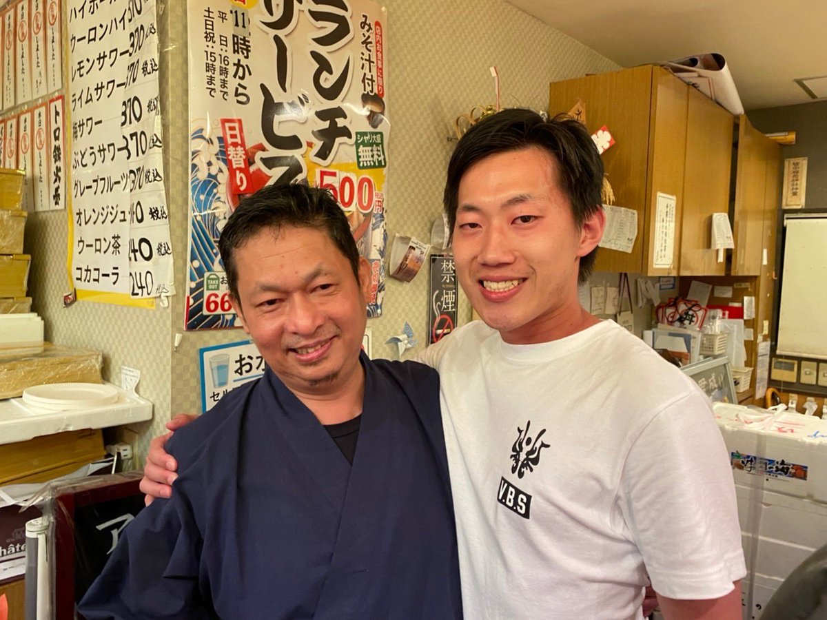 tsujippi1's tweet photo. 先月、上京して初めてアルバイトをさせてもらった回転寿司が閉店しました。🍣店長と7年ぶりに再会した奇跡の場であり、料理のことや接客のことなど沢山学ばせてもらった場でした。食べにきてくださった友人や先輩、後輩、ありがとうございました。本当に嬉しかったです🙏
#回転寿司 #閉店 #武蔵境 https://t.co/os94B35nKC