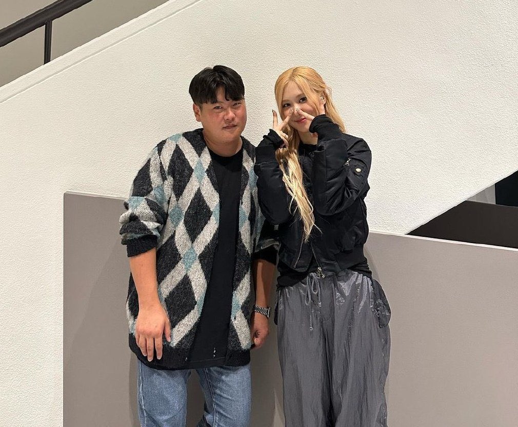 rosespics's tweet photo. rosé with her former manager 😭 https://t.co/P756eiknic