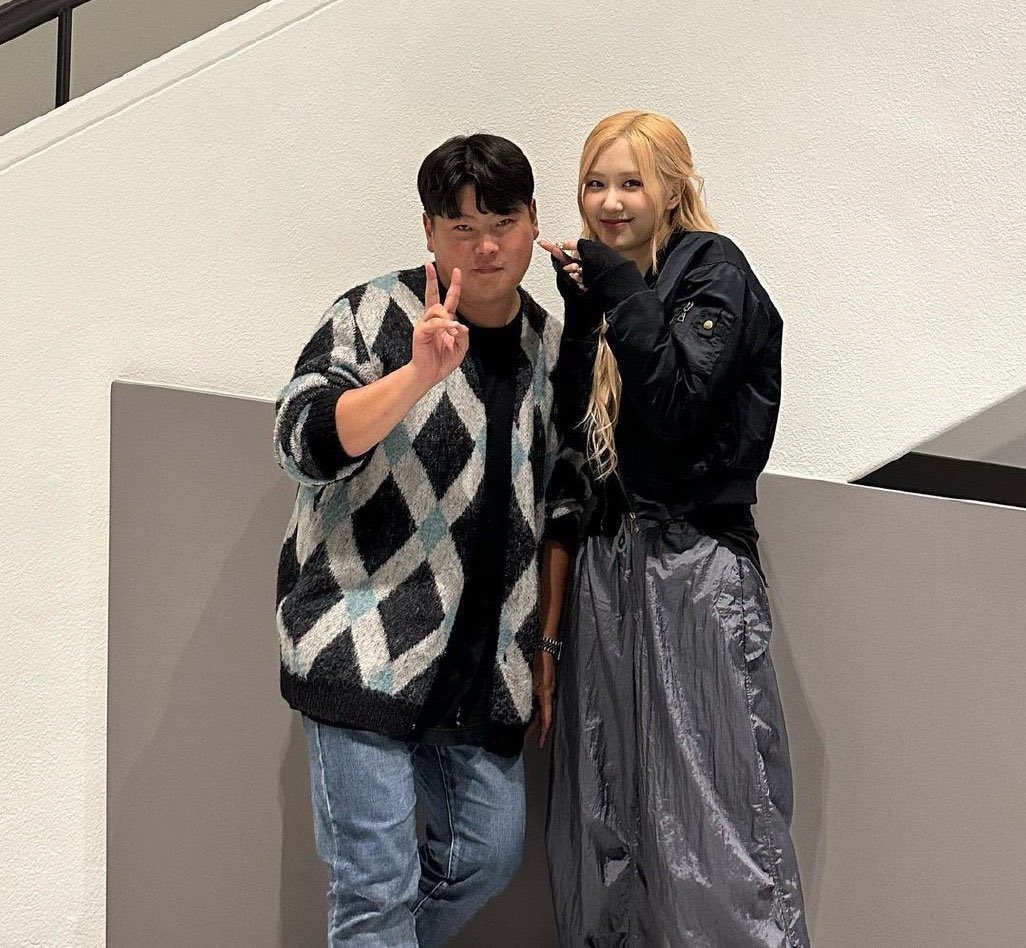 rosespics's tweet photo. rosé with her former manager 😭 https://t.co/P756eiknic