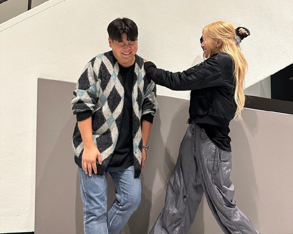 rosespics's tweet photo. rosé with her former manager 😭 https://t.co/P756eiknic