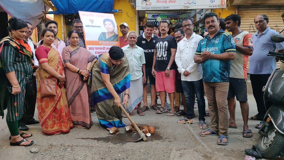 LavekarBharati's tweet photo. वेसावे कोळीवाड्यातील मांडवी गल्ली, डोंगरी गल्ली, खोजा गल्ली, राम मंदिर रोड, पटेल पाखाडी रोड, क्रॉस पाखाडी मार्गावरील जलवाहिनी टाकण्याच्या कामाचा माझ्या हस्ते शुभारंभ झाला. यावेळी आमचे मच्छीमार बंधू भगिनी तसेच मा. नगरसेविका रंजनाताई पाटील, मंडल अध्यक्ष पंकज भावे  उपस्थित होते https://t.co/MsvebWMJF0