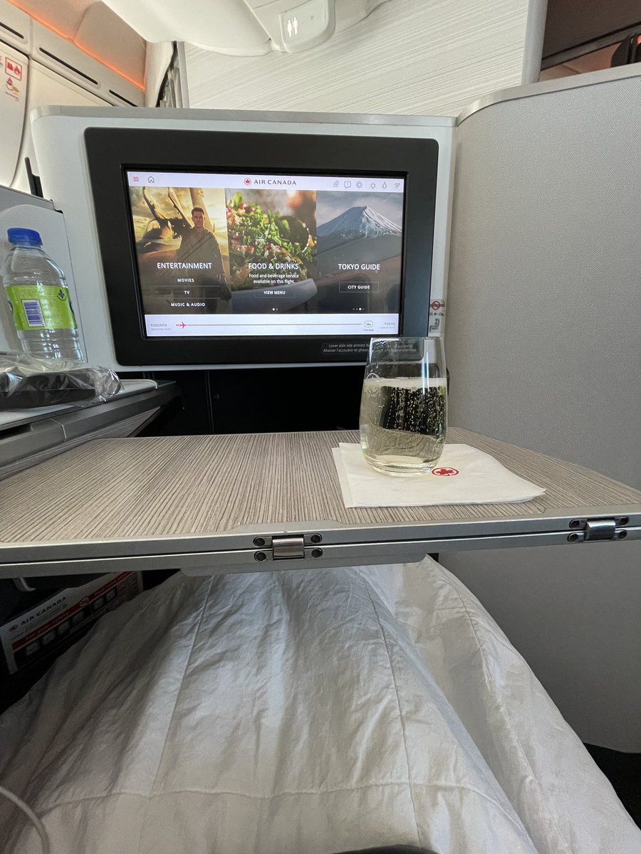 R_invisalign's tweet photo. 夏休みどこ行く？ってなってビーチリゾートが良かったんだけど、候補のカンクンやオーストラリアは気候が合わなくてフロリダのウォルトディズニーワールドへ…！
7泊9日ほぼ全部ディズニーって夢すぎた（ ;  ; ）♡
行きはプレミアムエコノミー、帰りはなんと人生初のビジネスクラス🙈
幸せすぎた🥹💓 https://t.co/9Uf2I7iTwy