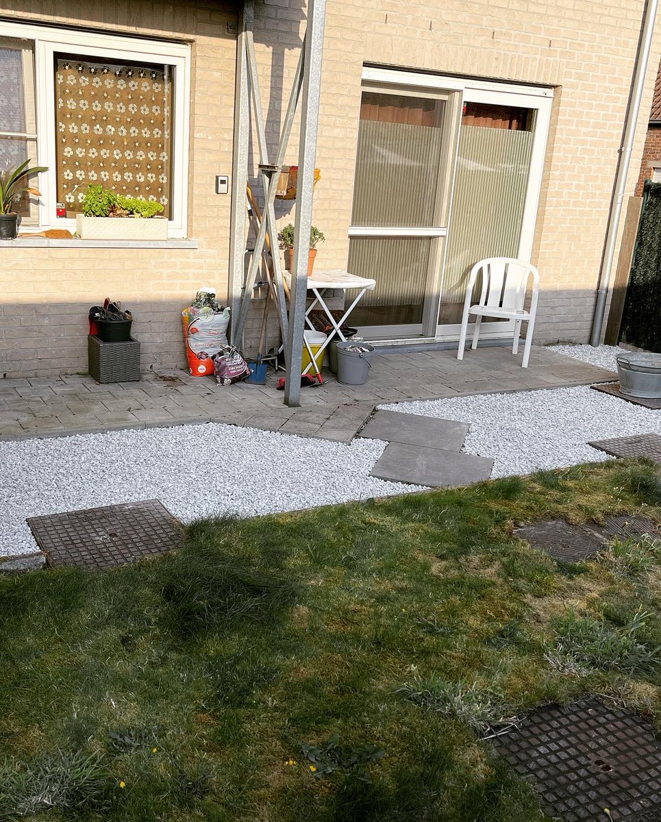 HovenierB's tweet photo. Uitgraven van plantvakken, leggen worteldoek en opvullen met Franse dolemiet #workhardplayhard #dehovenier https://t.co/ZirVnDtXJY