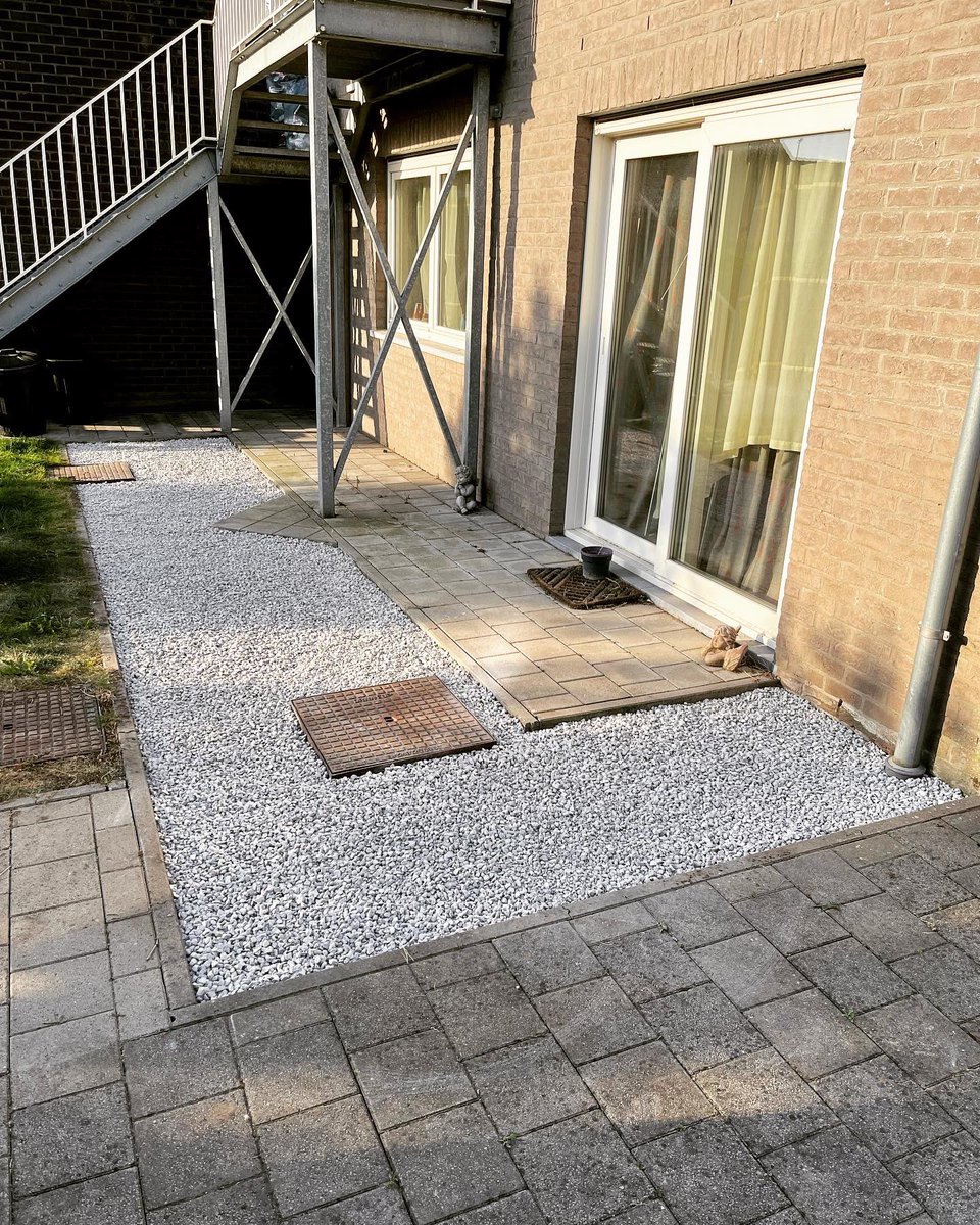 HovenierB's tweet photo. Uitgraven van plantvakken, leggen worteldoek en opvullen met Franse dolemiet #workhardplayhard #dehovenier https://t.co/ZirVnDtXJY