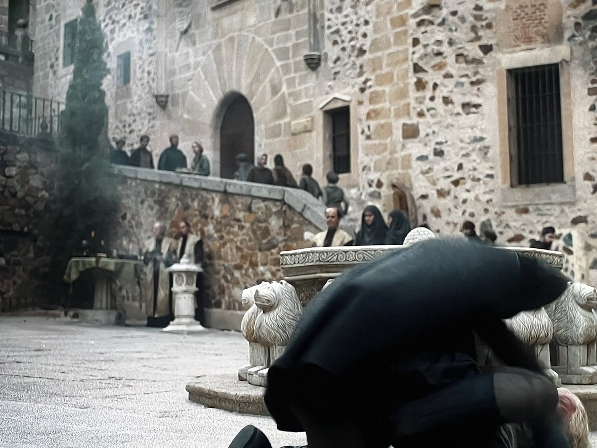 javiborrega's tweet image. La plaza de San Jorge en #Cáceres  convertida en la puerta del septo de Desembarco del Rey en el episodio 9 de #HouseOfTheDragon 👇🏻