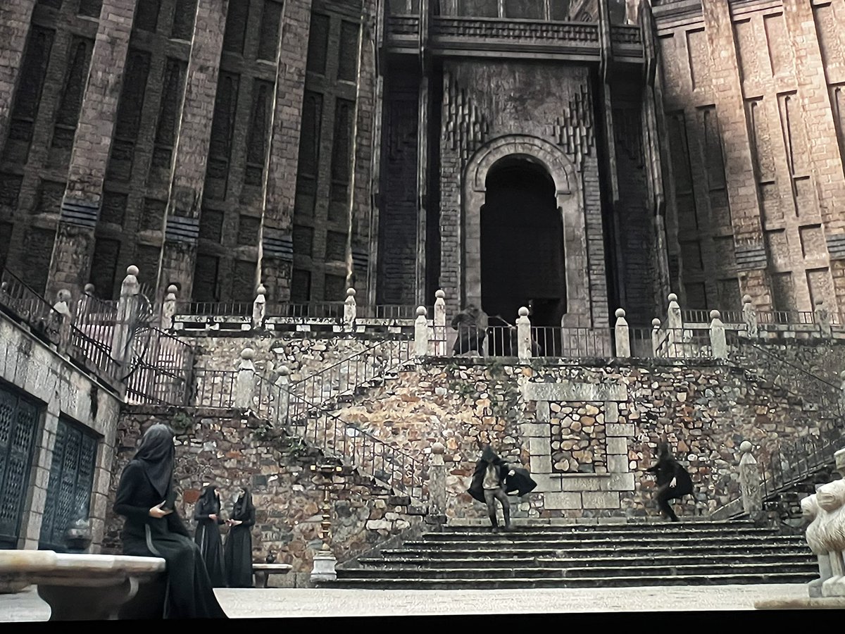 javiborrega's tweet image. La plaza de San Jorge en #Cáceres  convertida en la puerta del septo de Desembarco del Rey en el episodio 9 de #HouseOfTheDragon 👇🏻