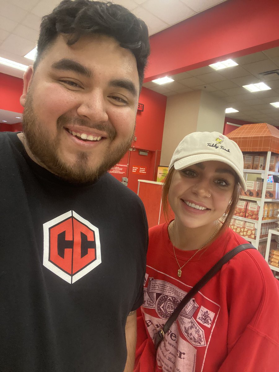 _itsjustricky's tweet photo. Ran into @AndreaRussett today 😭 https://t.co/u4VWPUWkkF