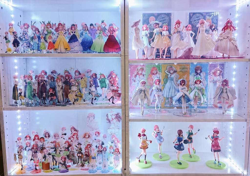 アクスタを中心に、五等分の花嫁グッズを飾ってみました〜🥰 棚は
