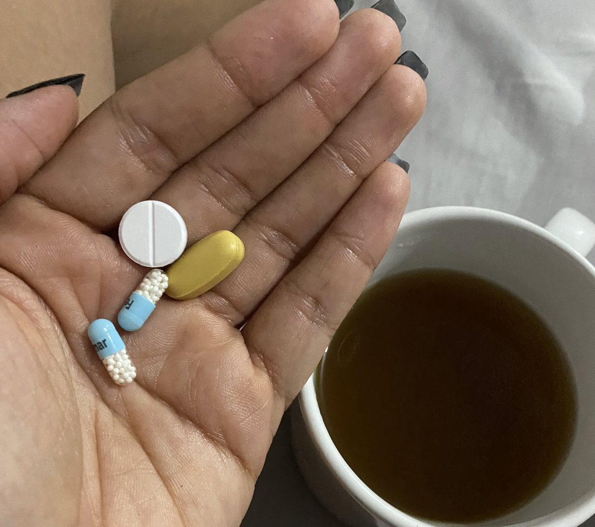 aleh_salcedo's tweet photo. Un día eres joven y al otro eres una señora embarazada tomándose sus vitaminas 🫠🤰🏻🤭 https://t.co/54gY2NKZGx