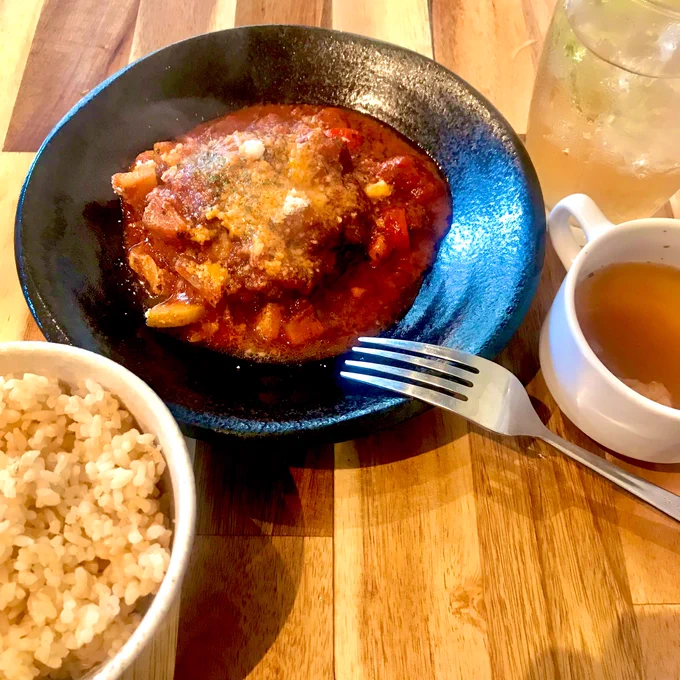 雨なので超近所に出来たカフェへ。クンクンクン…いいにおいしゅるにょ。トマトソースハンバーグだよ。美味しそうだねぇ!熱いからちょっと待ってね。アーン。モキュモキュ…おいちい!おかしゃそりは?モスコ…ジュースだよ〜! 