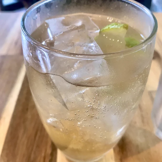 雨なので超近所に出来たカフェへ。クンクンクン…いいにおいしゅるにょ。トマトソースハンバーグだよ。美味しそうだねぇ!熱いからちょっと待ってね。アーン。モキュモキュ…おいちい!おかしゃそりは?モスコ…ジュースだよ〜! 