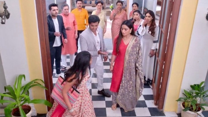 LolyHaidy's tweet photo. Virat has not changed Every time Sai gets verbally and physically assaulted by his family and Baki He never protected Sai I don't want Sirat I hate Sirat and I hate Sai and Virat's relationship because it's cheap and pathetic Sai and Virat We shouldn't
#GhumHaiKisikeyPyaarMeiin https://t.co/OkaT3scZRa
